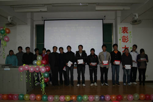 范杉书记和获奖员工合影